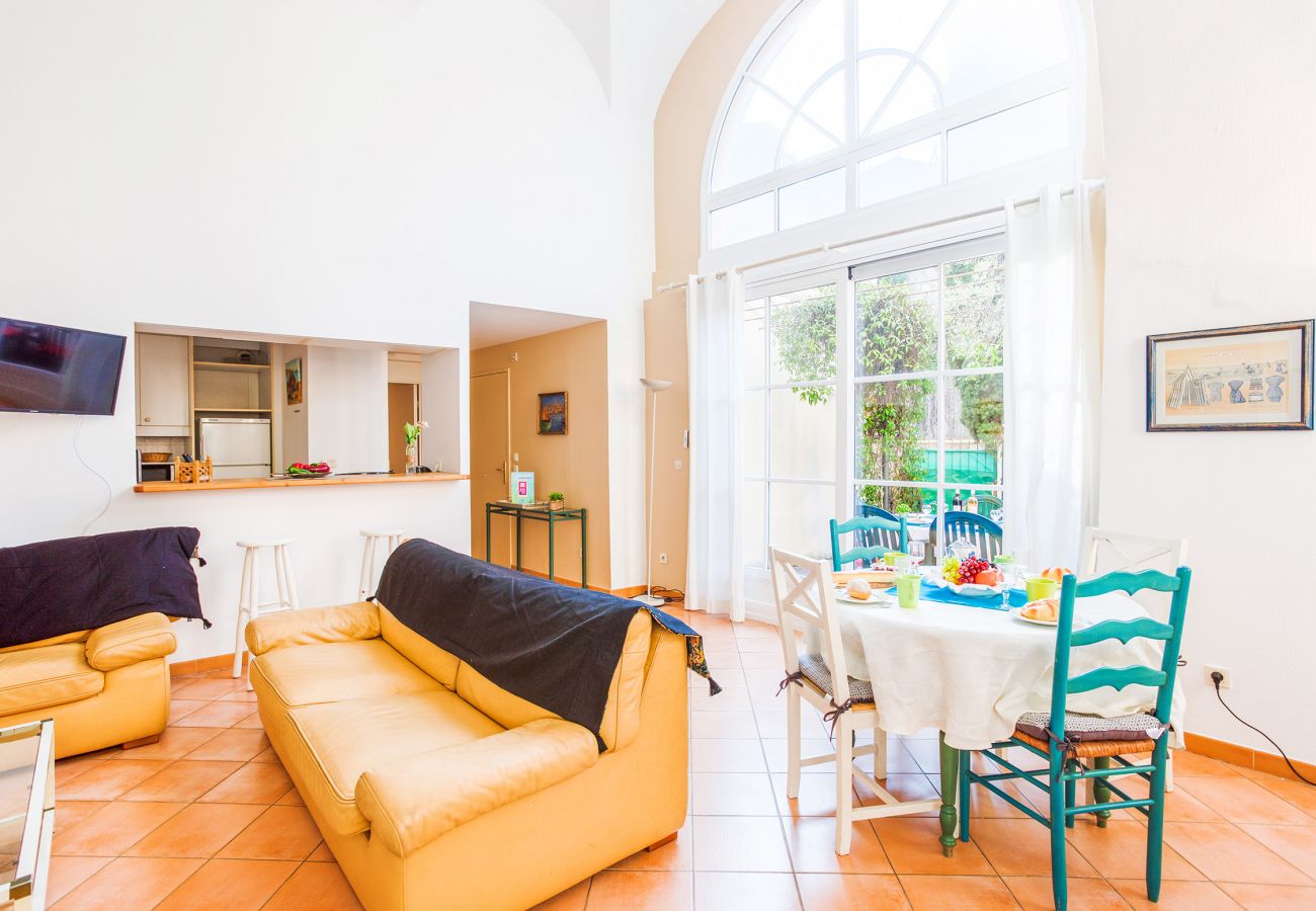 Living room opening onto the terrace