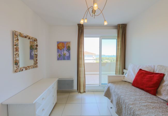 Apartment in Juan-les-Pins - JUAN FLORE, Residence with garden, near beach and sea view by RIVIERA HOLIDAY HOMES Apartment in Juan-les-Pins - JUAN FLORE, Residence with garden, near beach and sea view by RIVIERA HOLIDAY HOMES