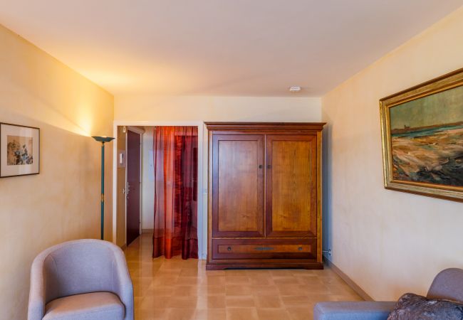 Studio in Villefranche-sur-Mer - LE CAP II, Terrace apartment with magnificent Sea View, near center by RIVIERA HOLIDAY HOMES Studio in Villefranche-sur-Mer - LE CAP II, Terrace apartment with magnificent Sea View, near center by RIVIERA HOLIDAY HOMES