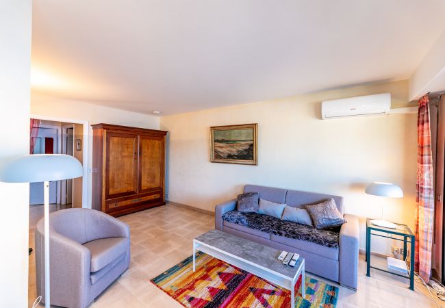 Studio in Villefranche-sur-Mer - LE CAP II, Terrace apartment with magnificent Sea View, near center by RIVIERA HOLIDAY HOMES Studio in Villefranche-sur-Mer - LE CAP II, Terrace apartment with magnificent Sea View, near center by RIVIERA HOLIDAY HOMES