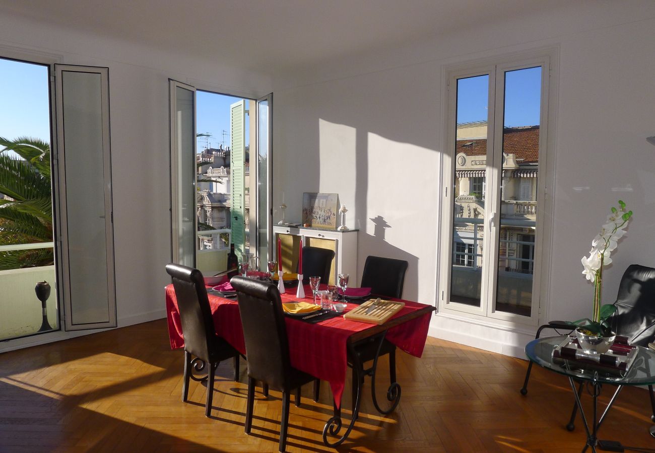 APARTMENT IN THE CENTER OF NICE