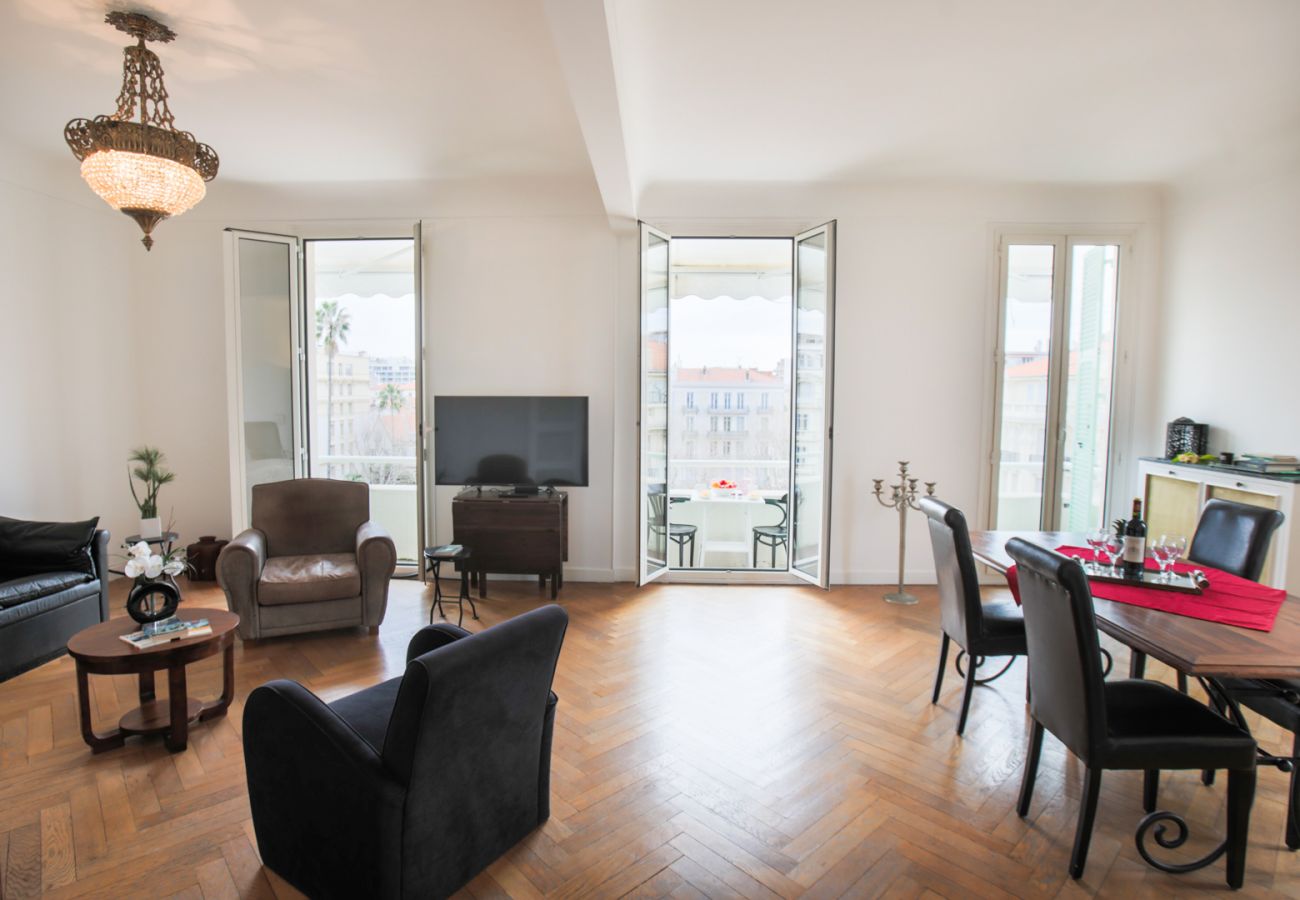  vacation rental overlooking the center of Nice