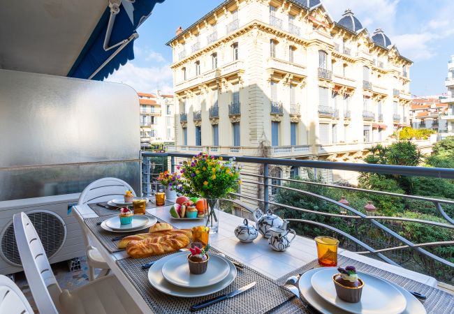  in Nice - LE FRANCE-MASSENET, Contemporary apartment with terrace by RIVIERA HOLIDAY HOMES