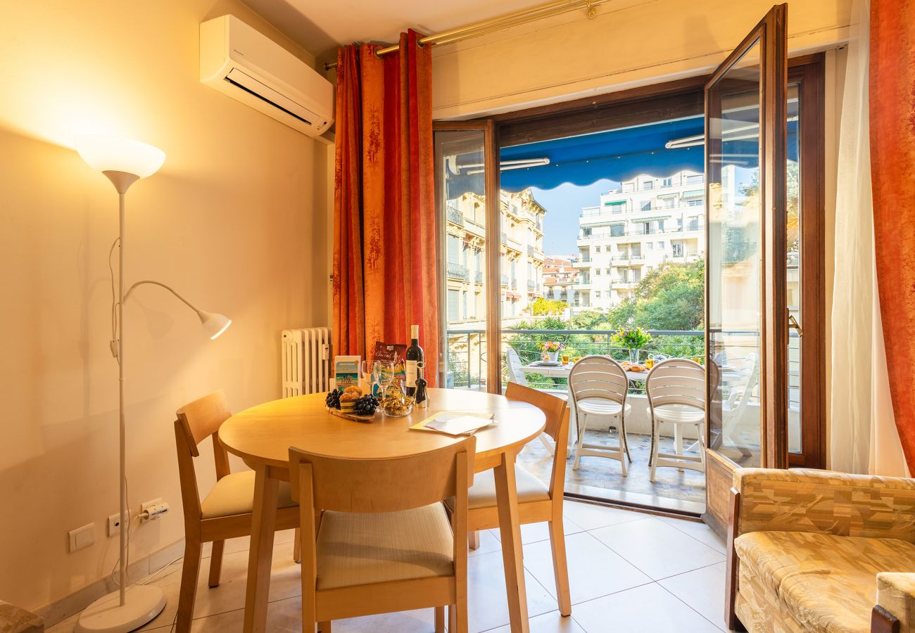 Apartment in Nice - LE FRANCE-MASSENET, Contemporary apartment with terrace by RIVIERA HOLIDAY HOMES