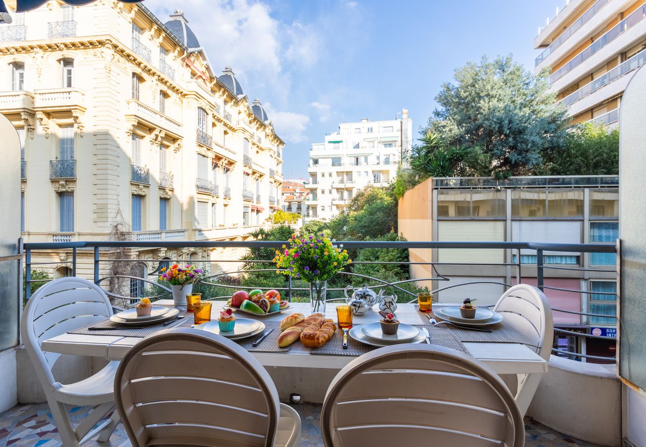 Apartment in Nice - LE FRANCE-MASSENET, Contemporary apartment with terrace by RIVIERA HOLIDAY HOMES