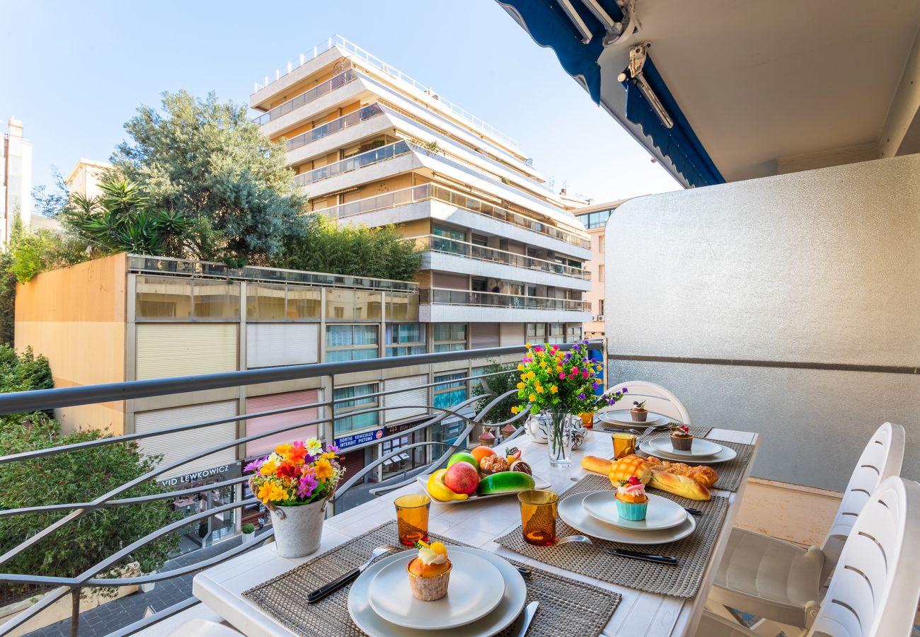 Apartment in Nice - LE FRANCE-MASSENET, Contemporary apartment with terrace by RIVIERA HOLIDAY HOMES