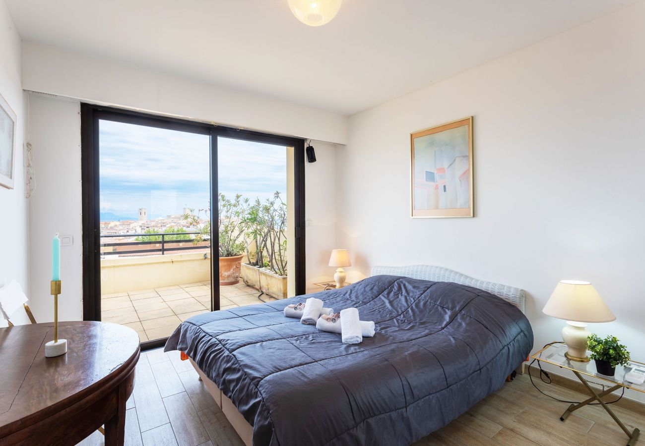 Apartment in Antibes - VIEIL ANTIBES VISTA, Beautiful Apartment, sea view terrace by RIVIERA HOLIDAY HOMES