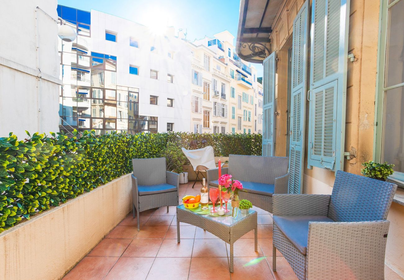 TERRACE WITH GARDEN LOUNGE