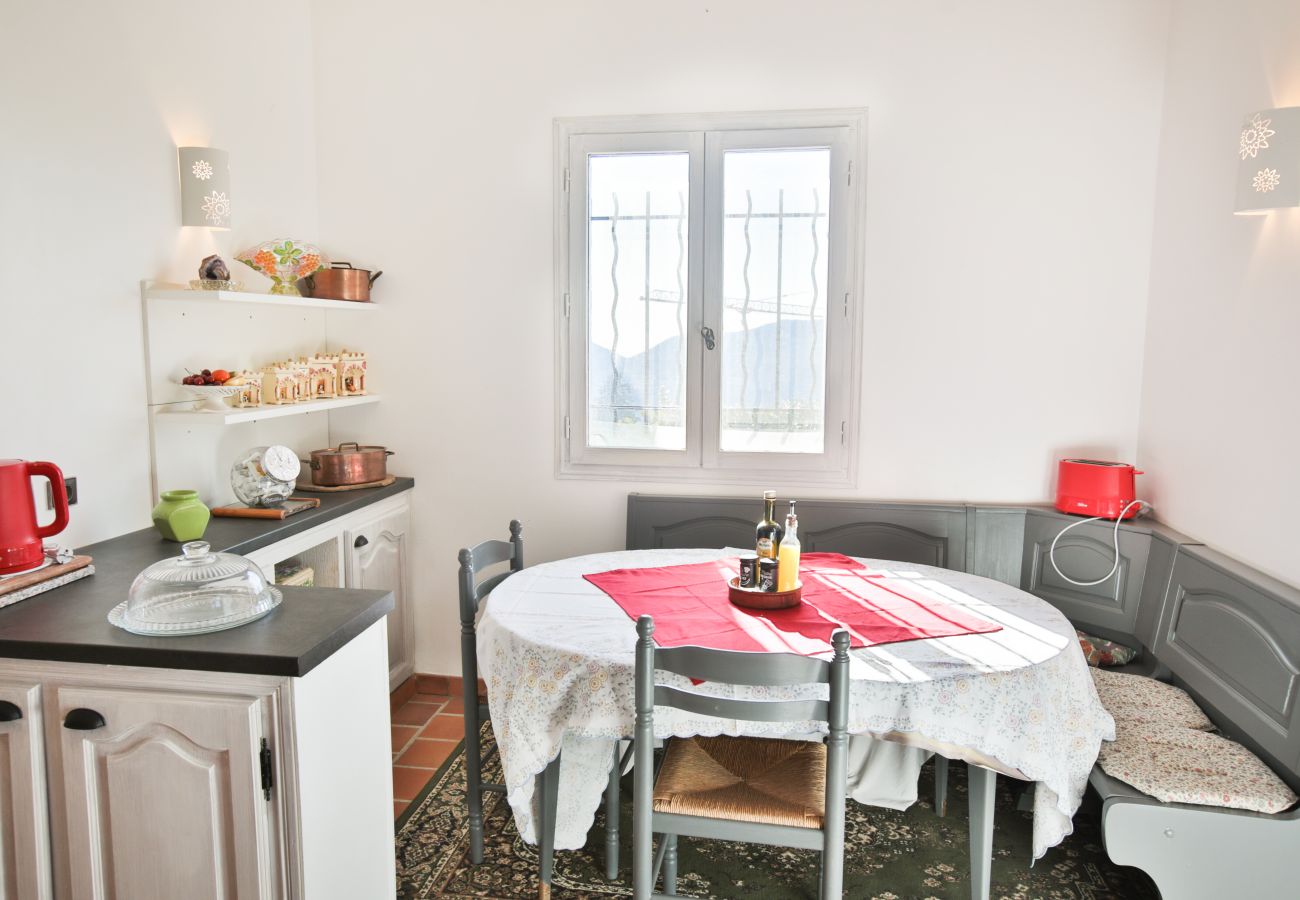 KITCHEN DINETTE