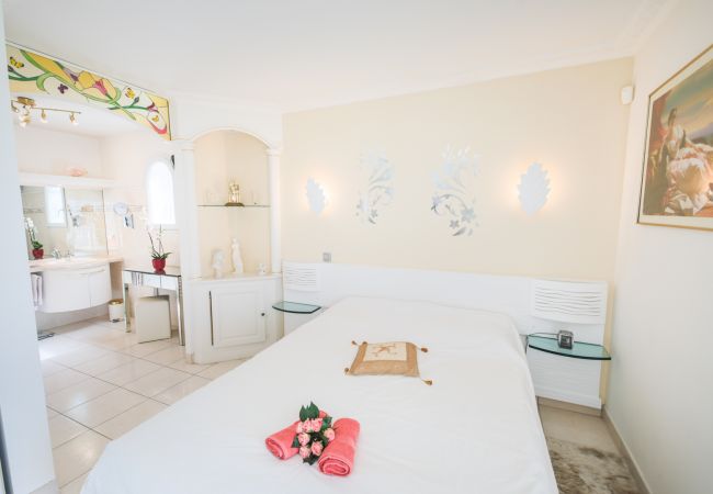 Villa in Nice - LA CASETTA DEI FIORI, Terrace with Pool by RIVIERA HOLIDAY HOMES Villa in Nice - LA CASETTA DEI FIORI, Terrace with Pool by RIVIERA HOLIDAY HOMES