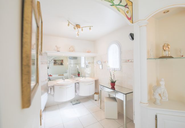 Villa in Nice - LA CASETTA DEI FIORI, Terrace with Pool by RIVIERA HOLIDAY HOMES Villa in Nice - LA CASETTA DEI FIORI, Terrace with Pool by RIVIERA HOLIDAY HOMES