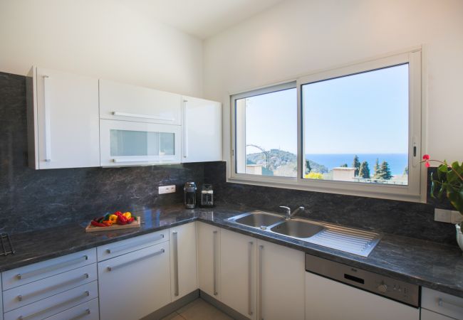 Villa in Nice - VINAIGRIER HILLS, Large Villa with terrace, swimming pool and a beautiful sea view by RIVIERA HOLIDAY HOMES Villa in Nice - VINAIGRIER HILLS, Large Villa with terrace, swimming pool and a beautiful sea view by RIVIERA HOLIDAY HOMES