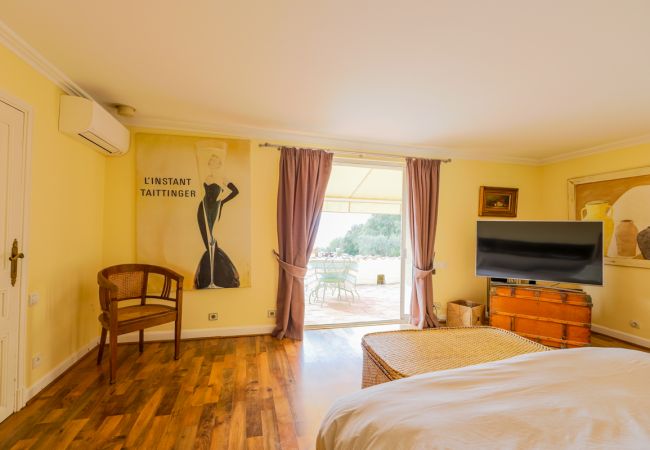 Villa in Nice - LOU MAS SOUBRAN, Magnificent Villa, terrace with swimming pool by RIVIERA HOLIDAY HOMES Villa in Nice - LOU MAS SOUBRAN, Magnificent Villa, terrace with swimming pool by RIVIERA HOLIDAY HOMES