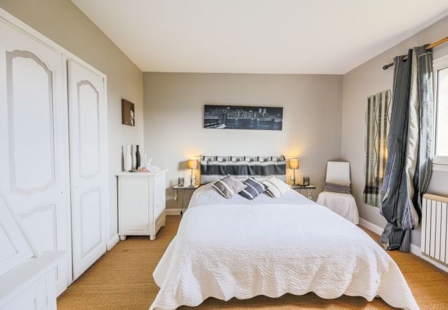 Villa in Nice - LOU MAS SOUBRAN, Magnificent Villa, terrace with swimming pool by RIVIERA HOLIDAY HOMES Villa in Nice - LOU MAS SOUBRAN, Magnificent Villa, terrace with swimming pool by RIVIERA HOLIDAY HOMES