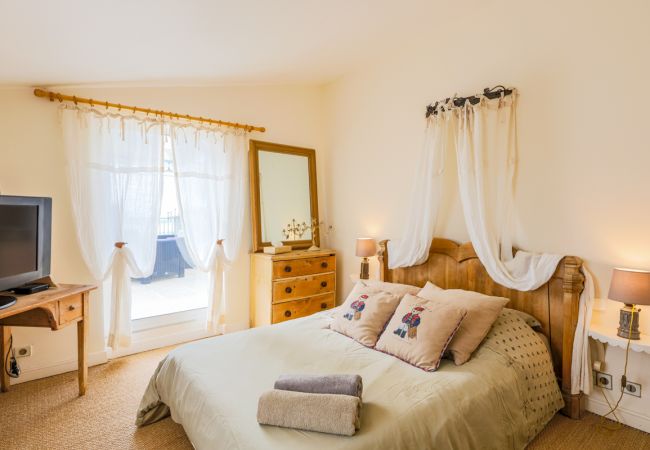 Villa in Nice - LOU MAS SOUBRAN, Magnificent Villa, terrace with swimming pool by RIVIERA HOLIDAY HOMES Villa in Nice - LOU MAS SOUBRAN, Magnificent Villa, terrace with swimming pool by RIVIERA HOLIDAY HOMES