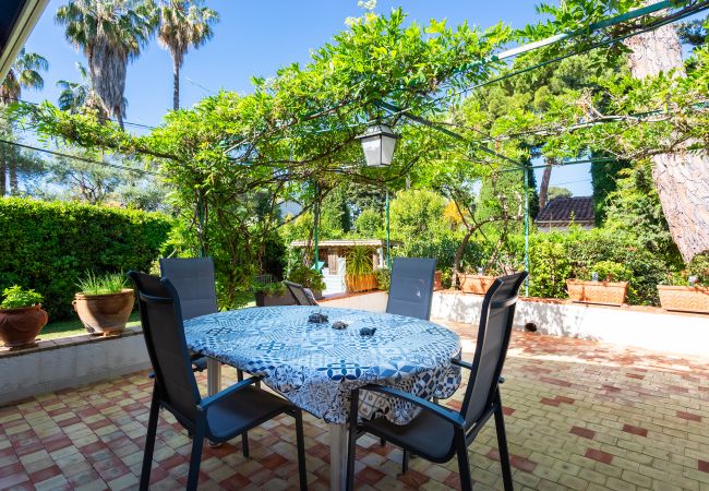 Villa in Juan-les-Pins - VILLA LES ONDES, Charmente Villa, terrace, garden with swimming pool by RIVIERA HOLIDAY HOMES Villa in Juan-les-Pins - VILLA LES ONDES, Charmente Villa, terrace, garden with swimming pool by RIVIERA HOLIDAY HOMES