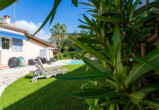 Villa in Juan-les-Pins - VILLA LES ONDES, Charmente Villa, terrace, garden with swimming pool by RIVIERA HOLIDAY HOMES Villa in Juan-les-Pins - VILLA LES ONDES, Charmente Villa, terrace, garden with swimming pool by RIVIERA HOLIDAY HOMES