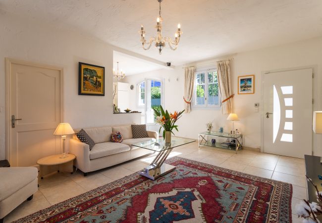 Villa in Juan-les-Pins - VILLA LES ONDES, Charmente Villa, terrace, garden with swimming pool by RIVIERA HOLIDAY HOMES Villa in Juan-les-Pins - VILLA LES ONDES, Charmente Villa, terrace, garden with swimming pool by RIVIERA HOLIDAY HOMES