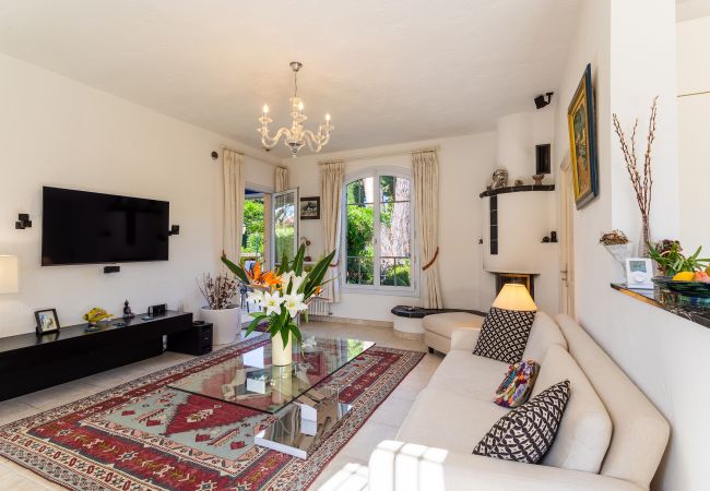 Villa in Juan-les-Pins - VILLA LES ONDES, Charmente Villa, terrace, garden with swimming pool by RIVIERA HOLIDAY HOMES Villa in Juan-les-Pins - VILLA LES ONDES, Charmente Villa, terrace, garden with swimming pool by RIVIERA HOLIDAY HOMES