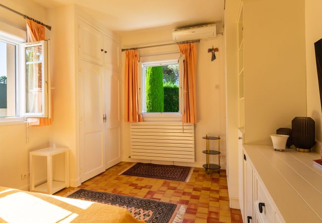 Villa in Juan-les-Pins - VILLA LES ONDES, Charmente Villa, terrace, garden with swimming pool by RIVIERA HOLIDAY HOMES Villa in Juan-les-Pins - VILLA LES ONDES, Charmente Villa, terrace, garden with swimming pool by RIVIERA HOLIDAY HOMES