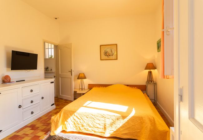 Villa in Juan-les-Pins - VILLA LES ONDES, Charmente Villa, terrace, garden with swimming pool by RIVIERA HOLIDAY HOMES Villa in Juan-les-Pins - VILLA LES ONDES, Charmente Villa, terrace, garden with swimming pool by RIVIERA HOLIDAY HOMES