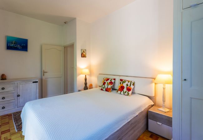 Villa in Juan-les-Pins - VILLA LES ONDES, Charmente Villa, terrace, garden with swimming pool by RIVIERA HOLIDAY HOMES Villa in Juan-les-Pins - VILLA LES ONDES, Charmente Villa, terrace, garden with swimming pool by RIVIERA HOLIDAY HOMES