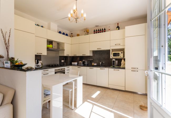 Villa in Juan-les-Pins - VILLA LES ONDES, Charmente Villa, terrace, garden with swimming pool by RIVIERA HOLIDAY HOMES Villa in Juan-les-Pins - VILLA LES ONDES, Charmente Villa, terrace, garden with swimming pool by RIVIERA HOLIDAY HOMES