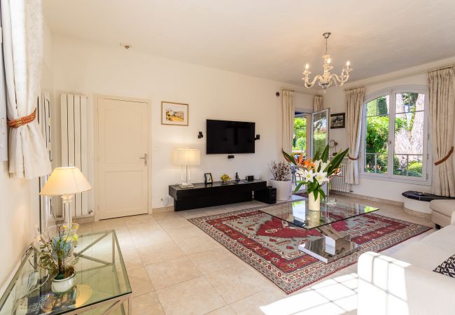 Villa in Juan-les-Pins - VILLA LES ONDES, Charmente Villa, terrace, garden with swimming pool by RIVIERA HOLIDAY HOMES Villa in Juan-les-Pins - VILLA LES ONDES, Charmente Villa, terrace, garden with swimming pool by RIVIERA HOLIDAY HOMES