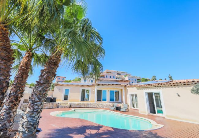 Villa in Nice - LA CORNICHE D'ARGENT, Garden with Pool by RIVIERA HOLIDAY HOMES Villa in Nice - LA CORNICHE D'ARGENT, Garden with Pool by RIVIERA HOLIDAY HOMES