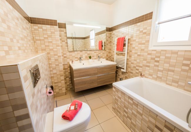 Villa in Nice - LA CORNICHE D'ARGENT, Garden with Pool by RIVIERA HOLIDAY HOMES Villa in Nice - LA CORNICHE D'ARGENT, Garden with Pool by RIVIERA HOLIDAY HOMES