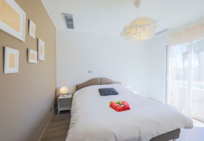 Villa in Nice - LA CORNICHE D'ARGENT, Garden with Pool by RIVIERA HOLIDAY HOMES Villa in Nice - LA CORNICHE D'ARGENT, Garden with Pool by RIVIERA HOLIDAY HOMES