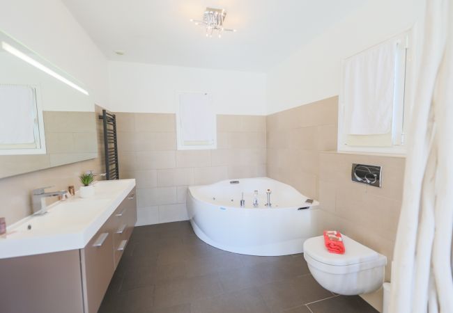 Villa in Nice - LA CORNICHE D'ARGENT, Garden with Pool by RIVIERA HOLIDAY HOMES Villa in Nice - LA CORNICHE D'ARGENT, Garden with Pool by RIVIERA HOLIDAY HOMES