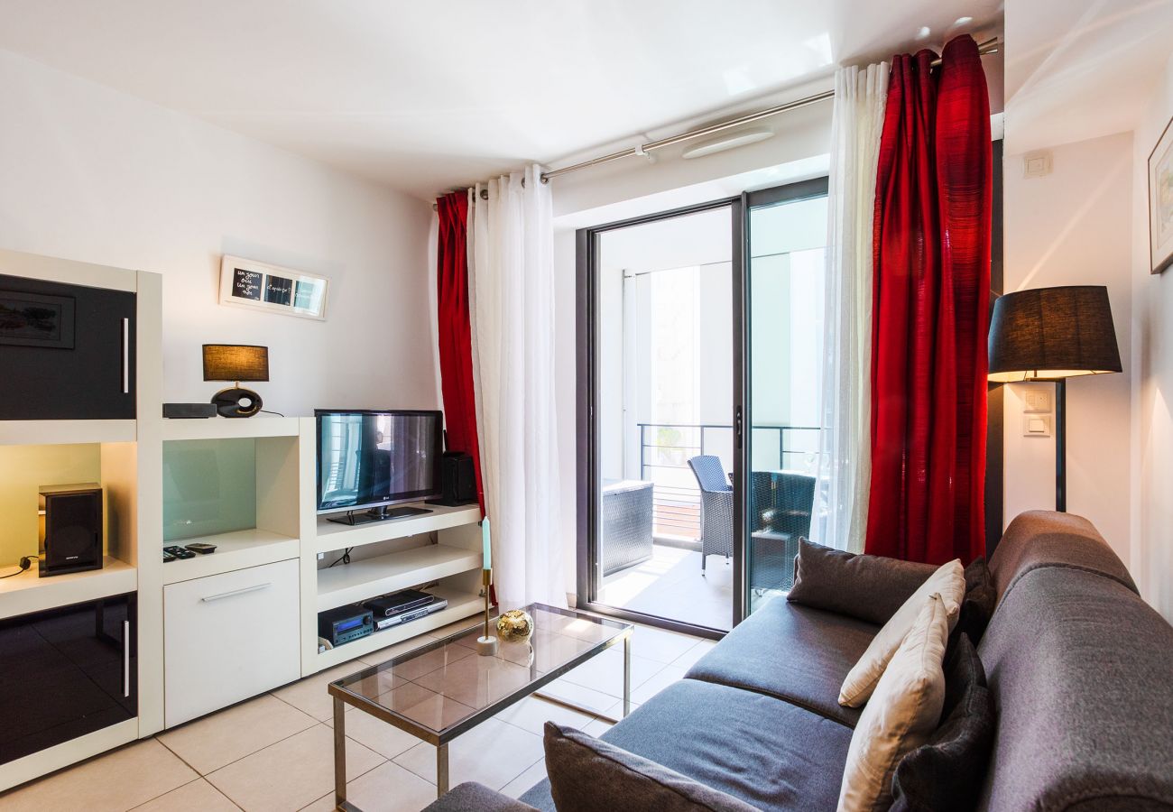 Apartment in Nice - VICTOR HUGO, Very nice apartment with terrace by RIVIERA HOLIDAY HOMES