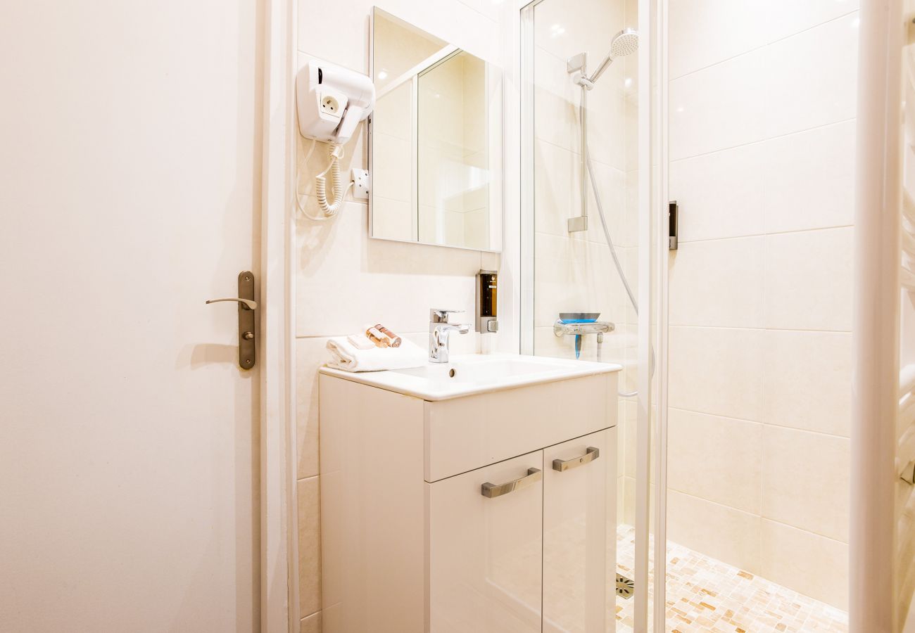 Bathroom with shower and wc