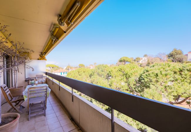 Apartment in Juan-les-Pins - LE CHATEAU DE LA PINEDE By Riviera Holiday Homes Apartment in Juan-les-Pins - LE CHATEAU DE LA PINEDE By Riviera Holiday Homes