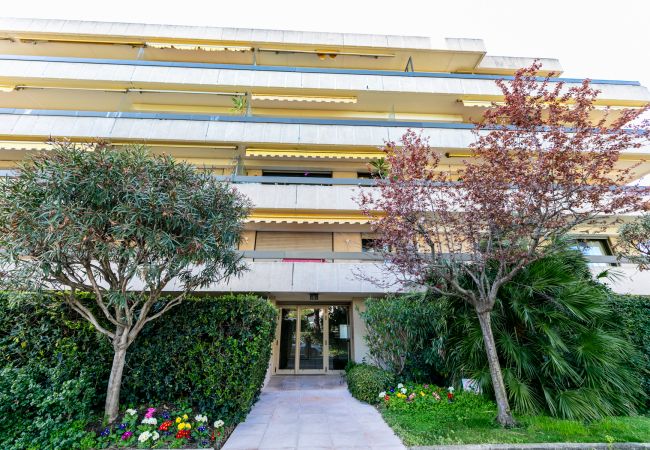Apartment in Juan-les-Pins - LE CHATEAU DE LA PINEDE By Riviera Holiday Homes Apartment in Juan-les-Pins - LE CHATEAU DE LA PINEDE By Riviera Holiday Homes