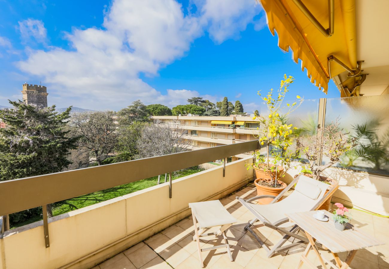 TERRACE WITH LOUNGE CHAIR