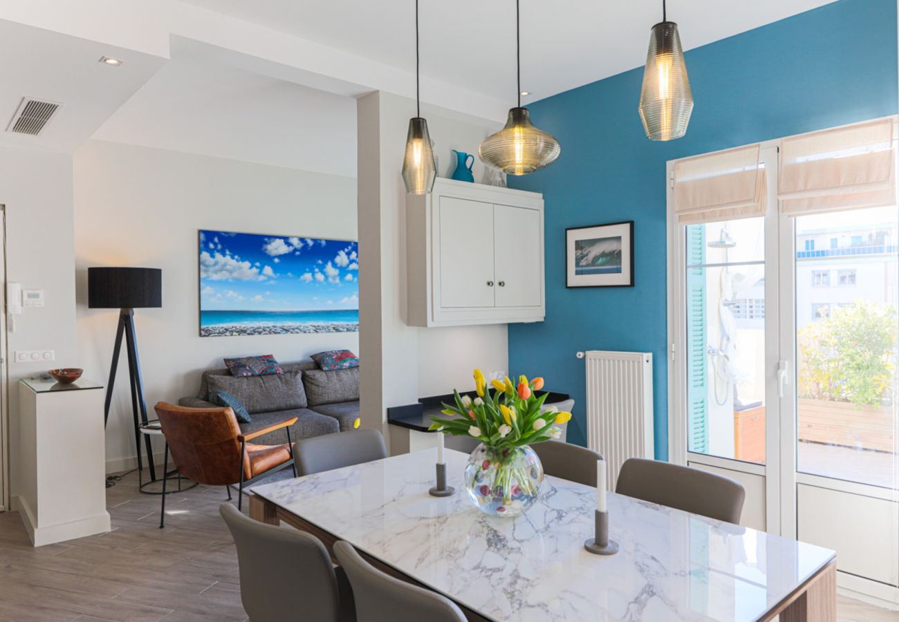 Dining room with sitting area