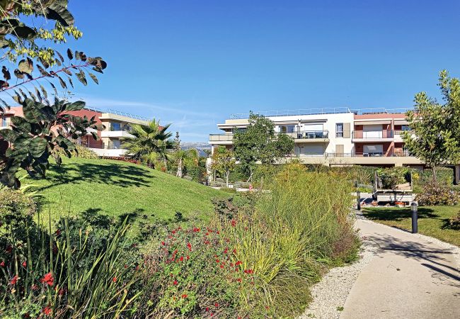 Apartment in Nice - DOMAINE DES ROSES, swimming-pool, AC, garden By Riviera Holiday Homes Apartment in Nice - DOMAINE DES ROSES, swimming-pool, AC, garden By Riviera Holiday Homes