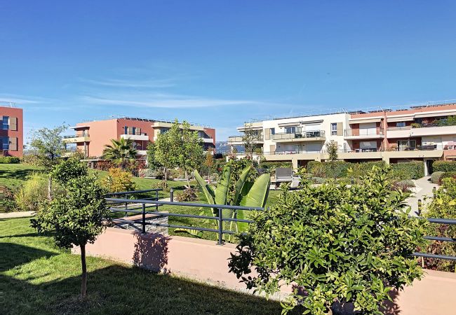 Apartment in Nice - DOMAINE DES ROSES, swimming-pool, AC, garden By Riviera Holiday Homes Apartment in Nice - DOMAINE DES ROSES, swimming-pool, AC, garden By Riviera Holiday Homes