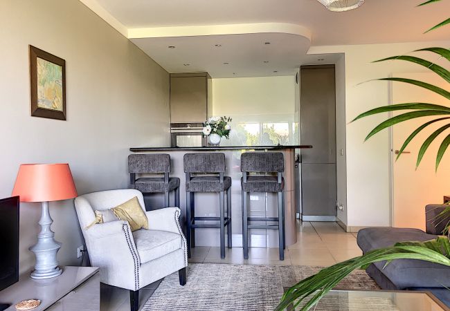 Apartment in Nice - DOMAINE DES ROSES, swimming-pool, AC, garden By Riviera Holiday Homes Apartment in Nice - DOMAINE DES ROSES, swimming-pool, AC, garden By Riviera Holiday Homes