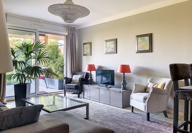 Apartment in Nice - DOMAINE DES ROSES, swimming-pool, AC, garden By Riviera Holiday Homes Apartment in Nice - DOMAINE DES ROSES, swimming-pool, AC, garden By Riviera Holiday Homes