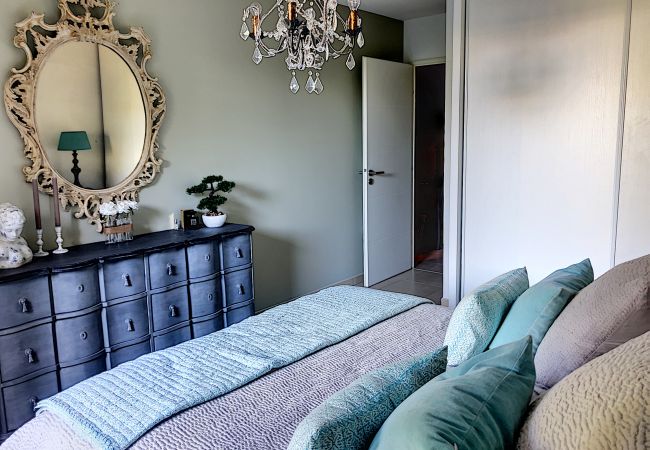 Apartment in Nice - DOMAINE DES ROSES, swimming-pool, AC, garden By Riviera Holiday Homes Apartment in Nice - DOMAINE DES ROSES, swimming-pool, AC, garden By Riviera Holiday Homes