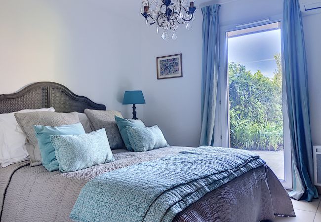 Apartment in Nice - DOMAINE DES ROSES, swimming-pool, AC, garden By Riviera Holiday Homes Apartment in Nice - DOMAINE DES ROSES, swimming-pool, AC, garden By Riviera Holiday Homes