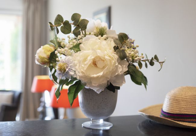 Apartment in Nice - DOMAINE DES ROSES, swimming-pool, AC, garden By Riviera Holiday Homes Apartment in Nice - DOMAINE DES ROSES, swimming-pool, AC, garden By Riviera Holiday Homes