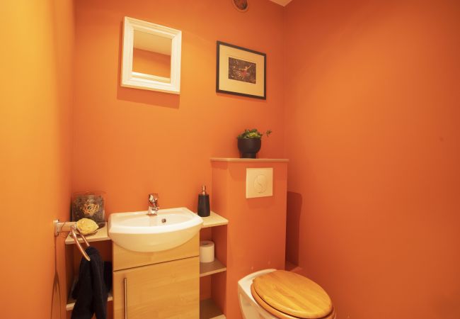 Apartment in Nice - DOMAINE DES ROSES, swimming-pool, AC, garden By Riviera Holiday Homes Apartment in Nice - DOMAINE DES ROSES, swimming-pool, AC, garden By Riviera Holiday Homes