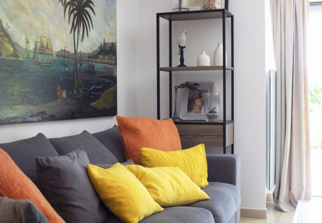 Apartment in Nice - DOMAINE DES ROSES, swimming-pool, AC, garden By Riviera Holiday Homes Apartment in Nice - DOMAINE DES ROSES, swimming-pool, AC, garden By Riviera Holiday Homes