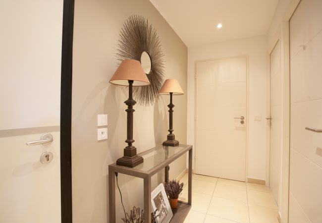 Apartment in Nice - DOMAINE DES ROSES, swimming-pool, AC, garden By Riviera Holiday Homes Apartment in Nice - DOMAINE DES ROSES, swimming-pool, AC, garden By Riviera Holiday Homes