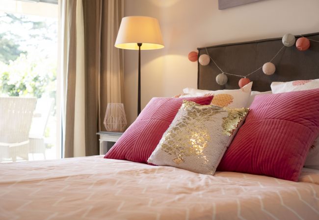 Apartment in Nice - DOMAINE DES ROSES, swimming-pool, AC, garden By Riviera Holiday Homes Apartment in Nice - DOMAINE DES ROSES, swimming-pool, AC, garden By Riviera Holiday Homes