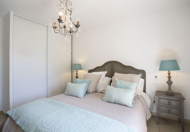 Apartment in Nice - DOMAINE DES ROSES, swimming-pool, AC, garden By Riviera Holiday Homes Apartment in Nice - DOMAINE DES ROSES, swimming-pool, AC, garden By Riviera Holiday Homes